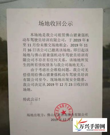 被压在玻璃窗边C，对现代社会办公室文化中个体空间问题的深度探讨